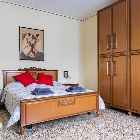A Pochi Passi Dal Centro E Dall'Ospedale Di Parma Apartman Kültér fotó